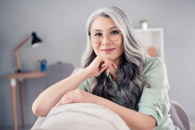 des lunettes de lecture sans monture pour les femmes aux cheveux poivre et sel