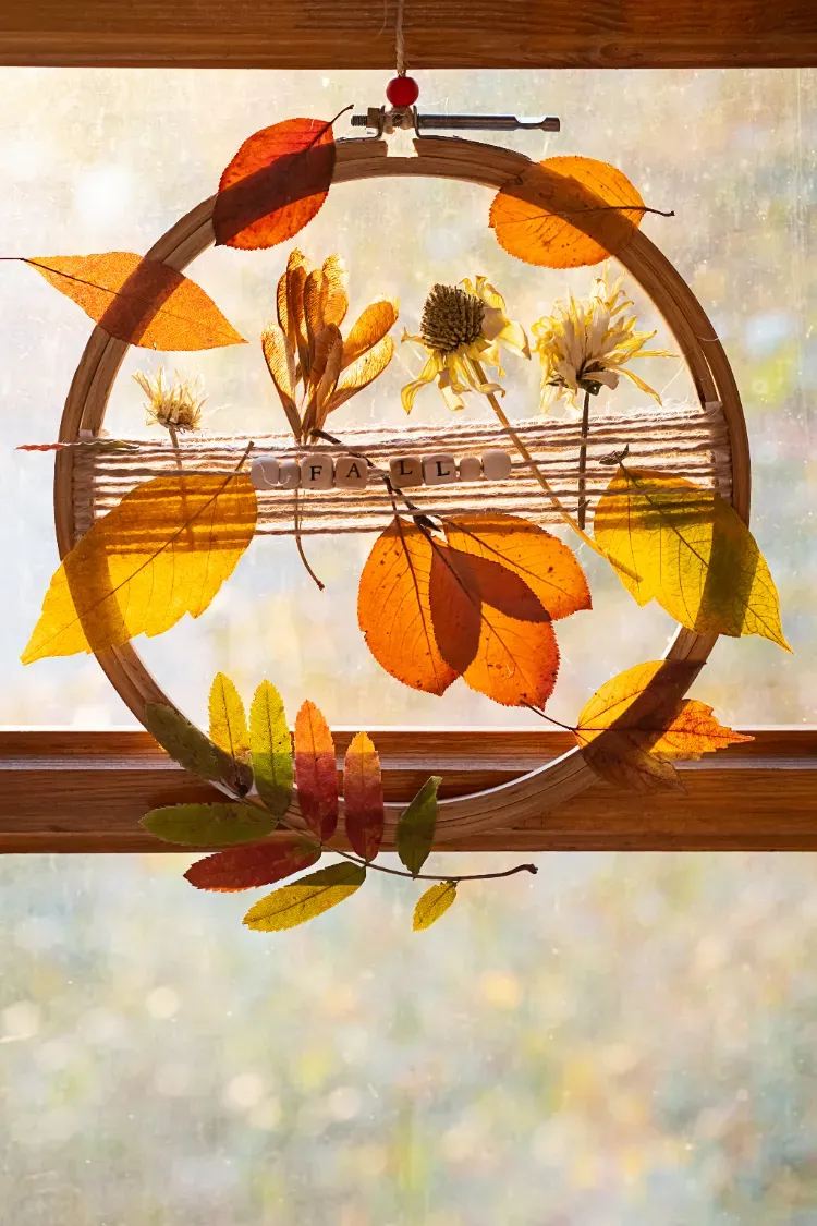 fabriquer un attrape rêves original avec des feuilles d'automne et fleurs séchées