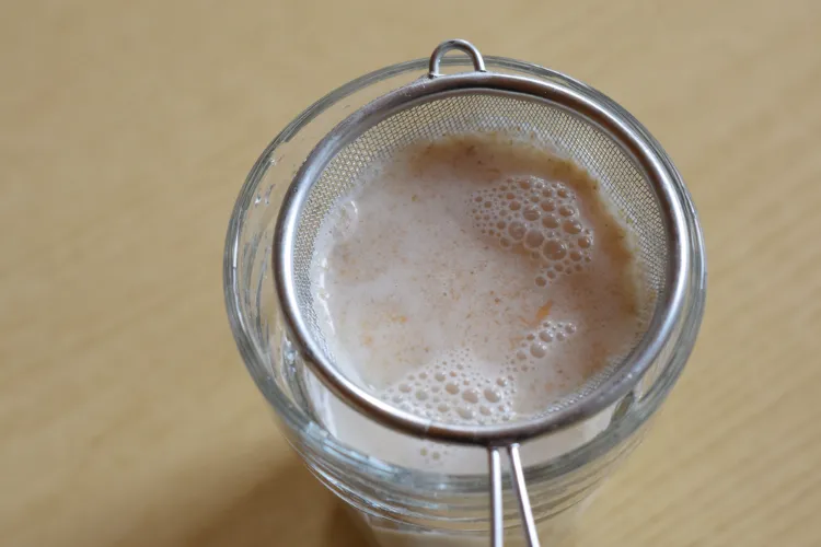 filtrer la lessive aux marrons prête avant utilisation