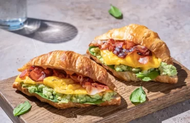 idée de déjeuner rapide avec des croissants sandwichs