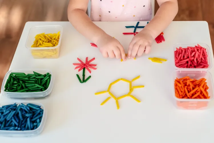 la création de motifs avec des pâtes colorées est une activité montessori intéressante