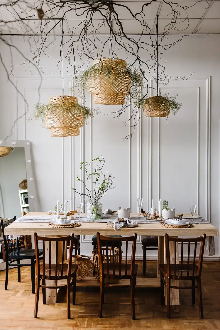 lampadaires en rotin dans une salle à manger moderne