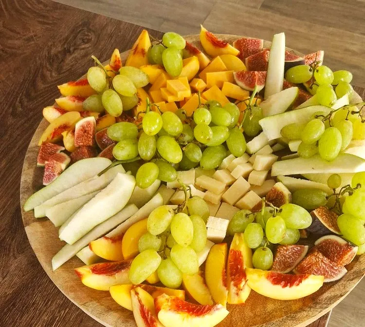 planche apéro avec des fruits cheddar et grana padano