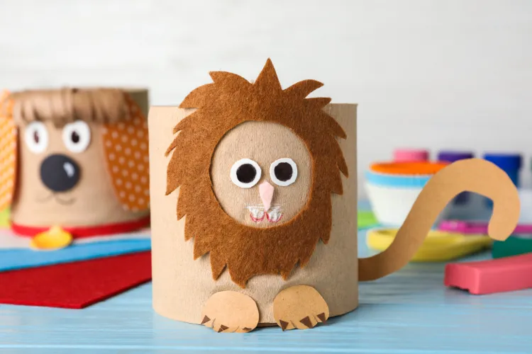 pot à crayon lion à faire avec un rouleau papier toilette