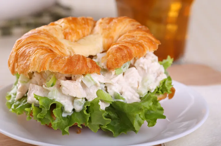 recette de croissant sandwich garni de salade à la dinde