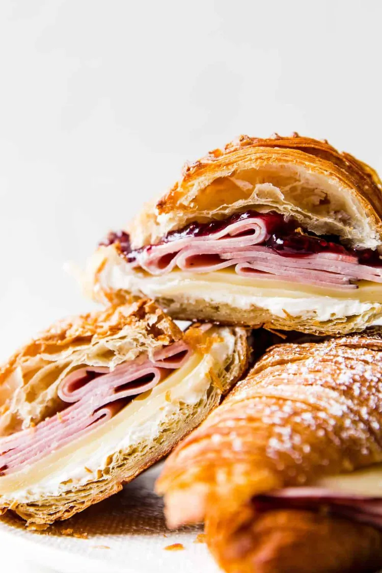 recette de sandwich monte cristo au jambon garni de confiture de framboises