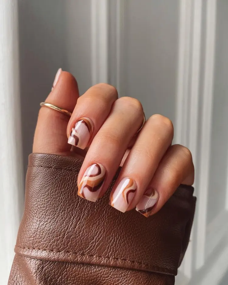 swirl nails en nuances marron et chocolat pour octobre 2024 