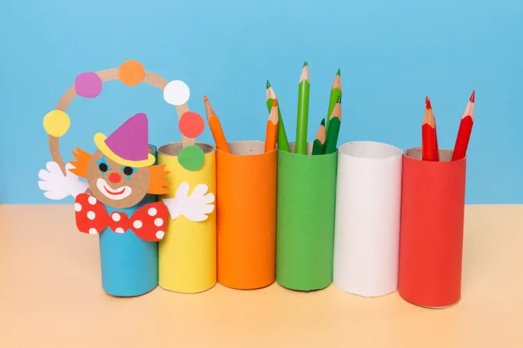 un clown multicolore en tant que pot à crayon diy fabriqué avec des rouleaux de papier toilette