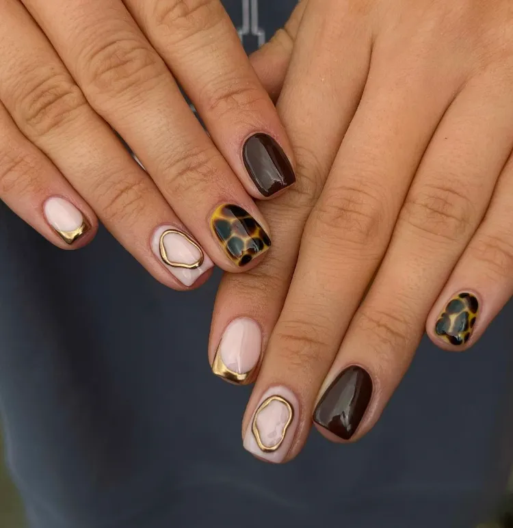 un nail art écaille de tortue et des motifs organiques dorés à associer à la manucure marron