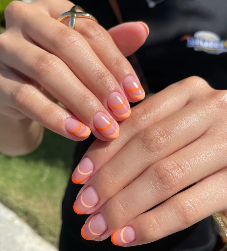 un nail art géométrique en orange doux