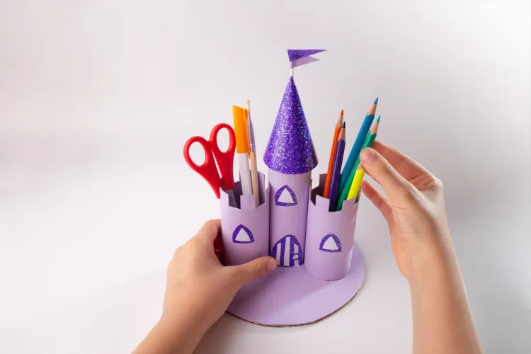 un porte crayon diy château de princesse à fabriquer avec des rouleaux de papier toilette