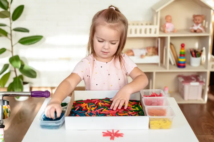 une boîte sensorielle avec des produits alimentaires pour apprendre les couleurs