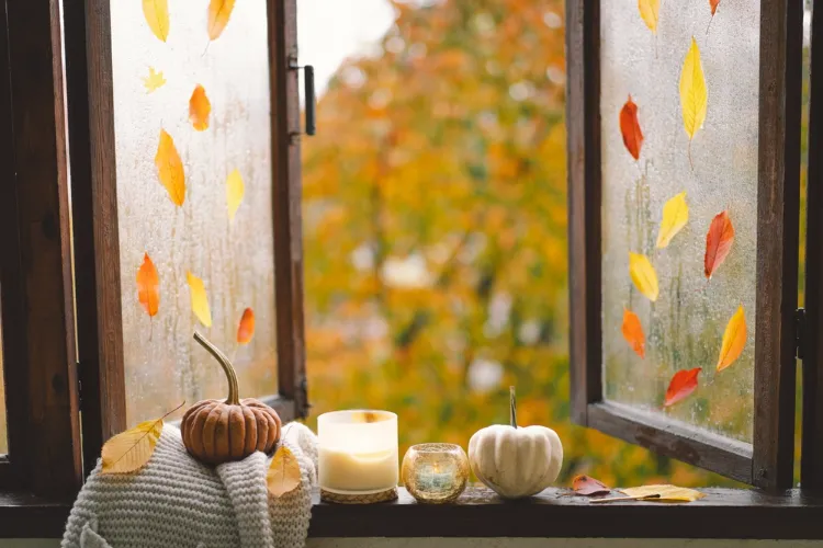 une idée de décoration de fenêtre automnale avec des feuilles en cascade