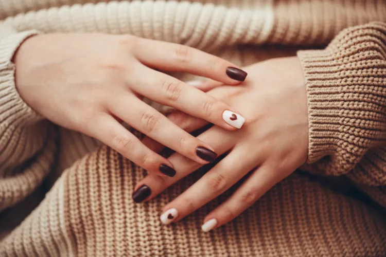 une idée de manucure marron sur ongles carrés avec un nail art coeur