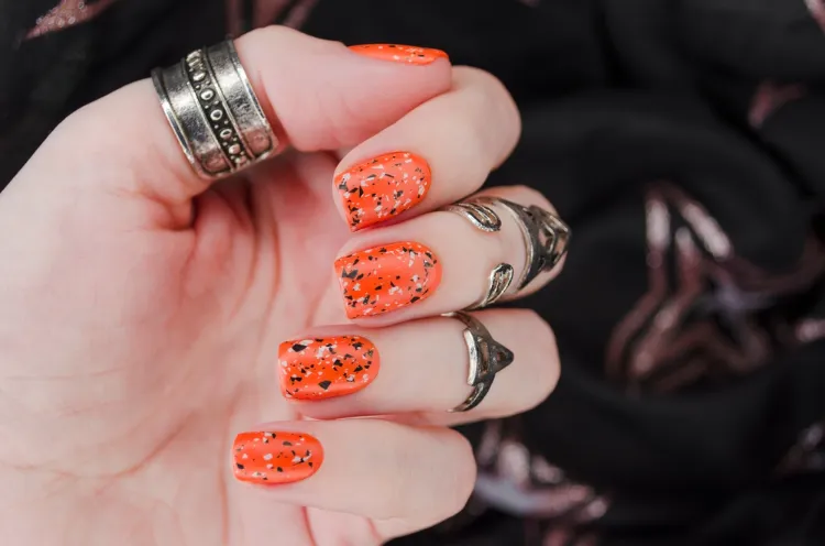 une idée de nail art pour halloween sur un vernis orange