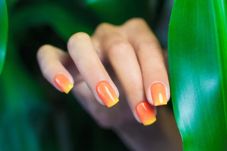 une idée de nail art pour l'automne avec un dégradé en jaune et orange