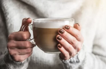 une nuance marron cappuccino sur des ongles courts à porter cet automne