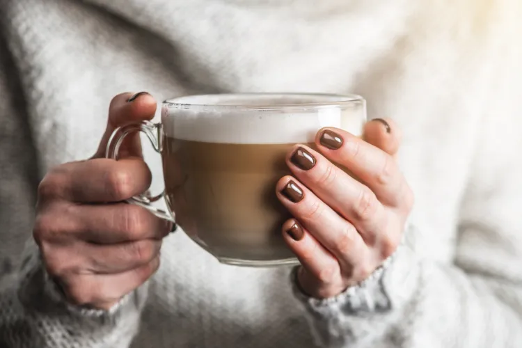 une nuance marron cappuccino sur des ongles courts à porter cet automne