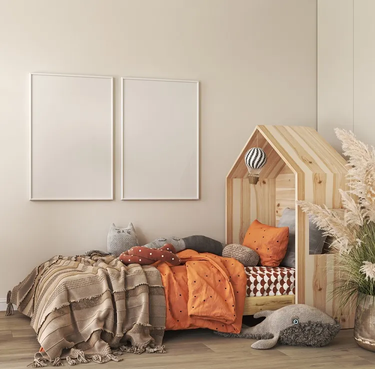 chambre d'enfant avec lit en bois, grands jouets et murs beiges