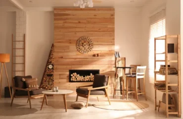 cheminée décorative en bois empilé dans l'intérieur d'un salon confortable