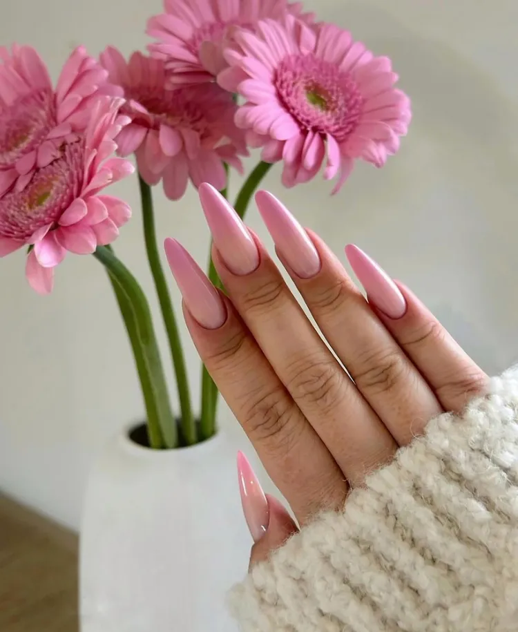 Dégradé ombre rose sur ongles longs