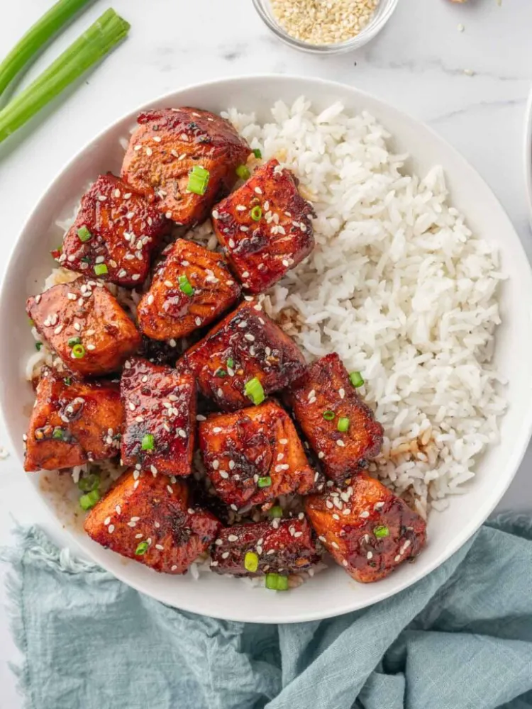 des bouchées de saumon au miel et à l'ail en tant que plat rapide pour le dîner