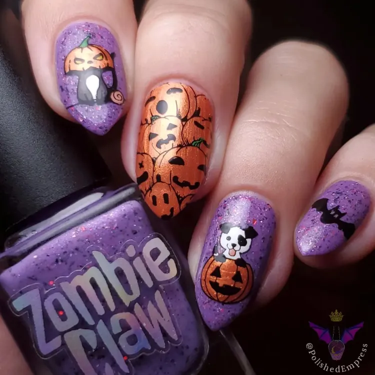 jack o' lantern nail art et motifs de chat et chien sur des ongles en violet