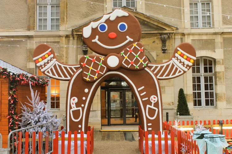 Marché de Noël à Reims France avec un biscuit géant