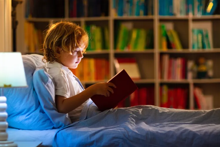 suivre les routines habituelles du coucher comme la lecture pour un passage à l'heure d'hiver plus doux