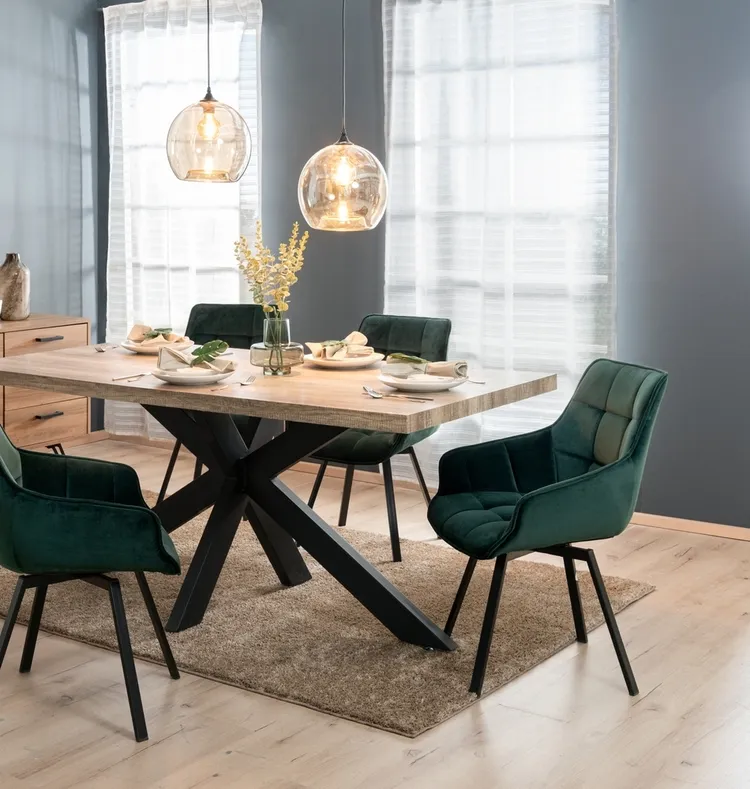 suspension moderne, table en bois et chaises vertes