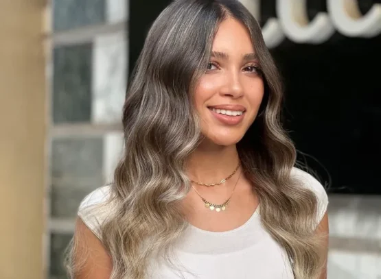 associer un balayage blond cendré à un ombré pour un effet lumineux naturel