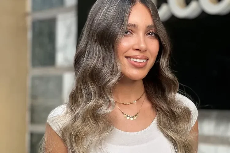 associer un balayage blond cendré à un ombré pour un effet lumineux naturel