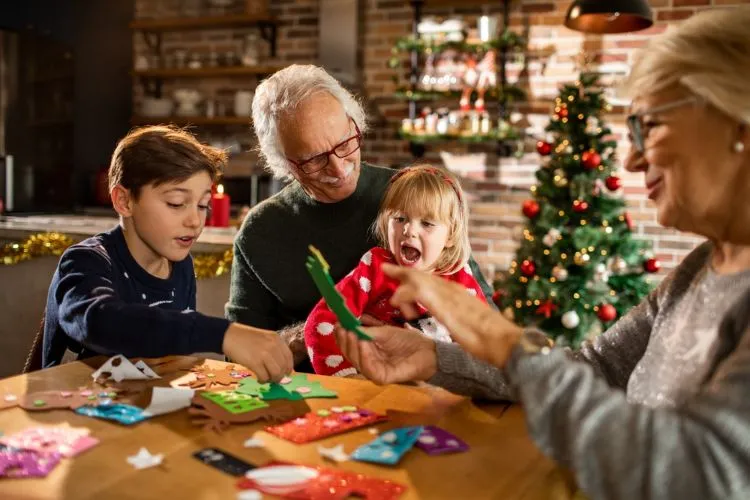 bricolage de cartes de voeux pour noël partagé avec ses grands parents