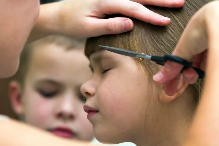 comment couper les cheveux des enfants soi même à la maison