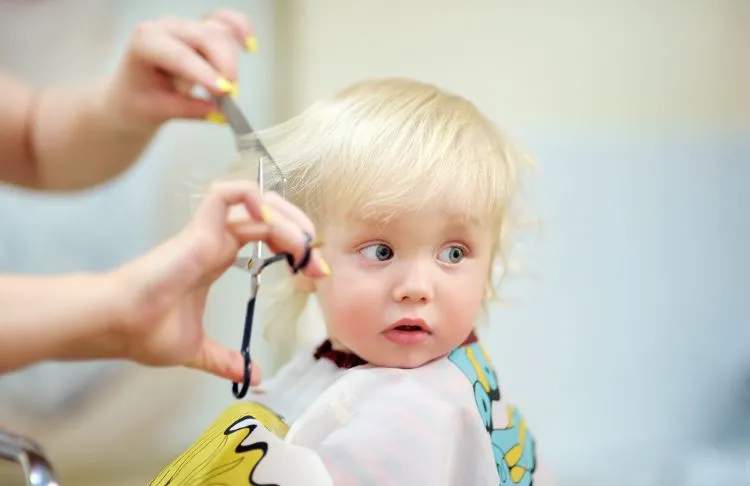 comment distraire son enfant pendant une coupe de cheveux