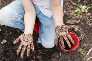 comment nettoyer ses mains après le jardinage natalie board shutterstock