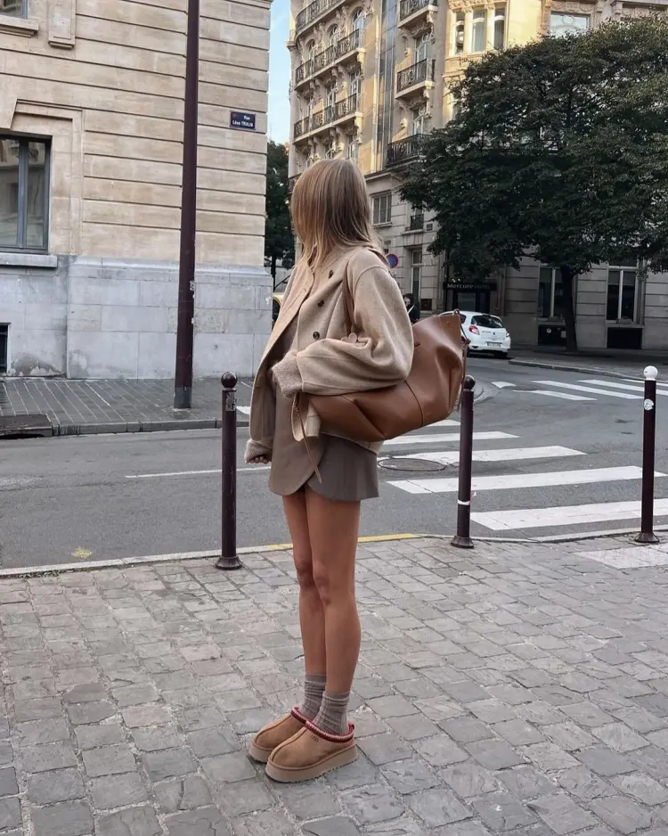 comment porter les bottines fourrées avec une mini jupe tendance 