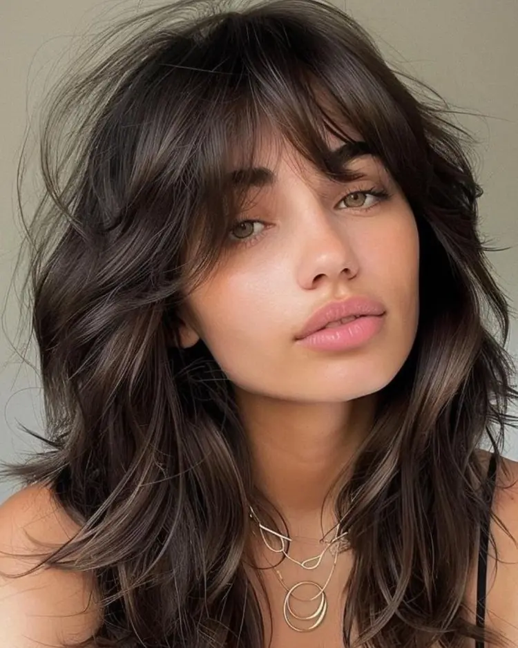 coupe de cheveux femme dégradé effilé mi long avec frange 