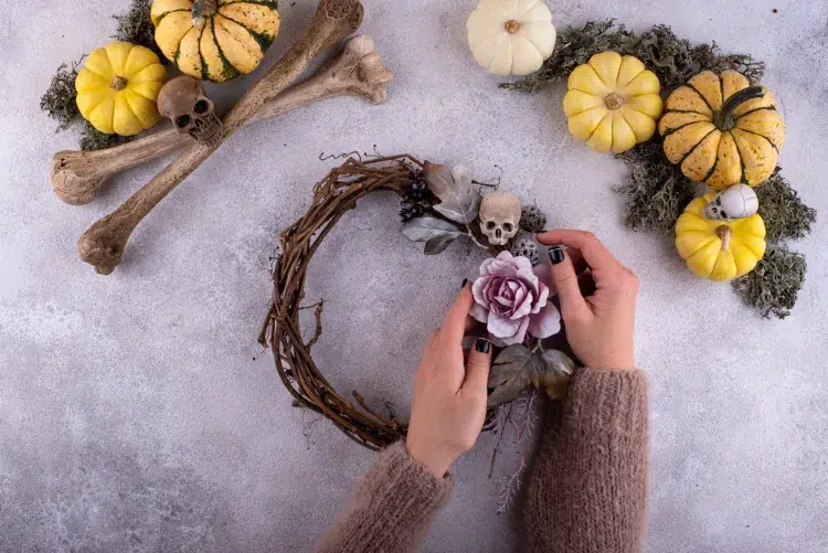 couronne d'halloween à fabriquer soi même avec des branches de vigne et décorée d'une rose et d'un crâne