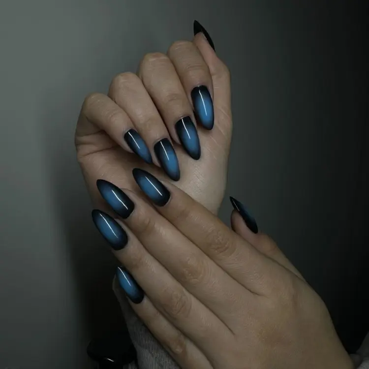 dark aura nails avec du bleu et du noir tendance