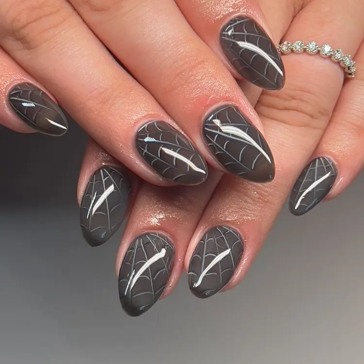 déco ongles halloween 2024 avec des toiles d'araignées 