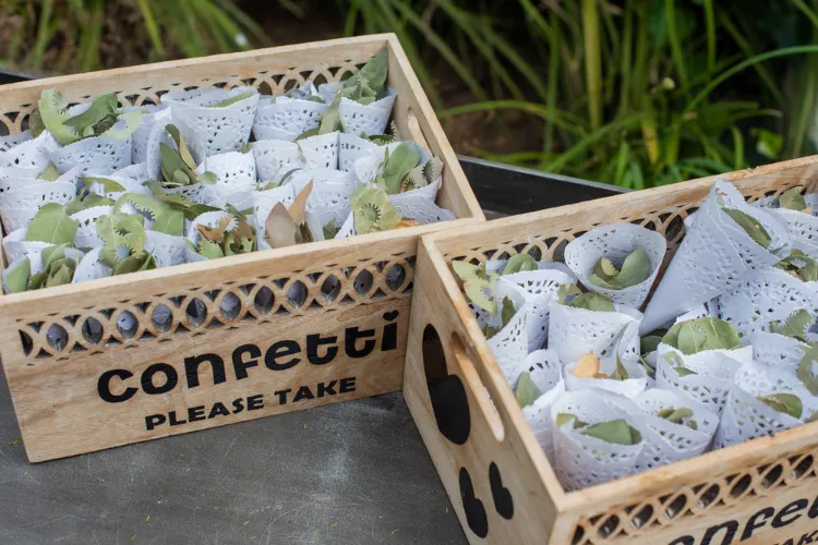 des confettis de feuilles naturelles vertes à faire soi même pour un mariage champêtre