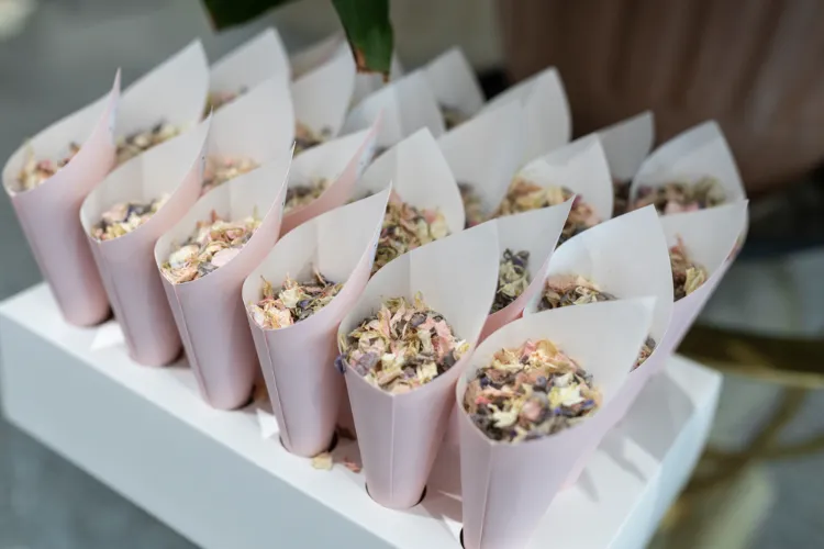 des confettis pour mariage diy en feuilles et pétales