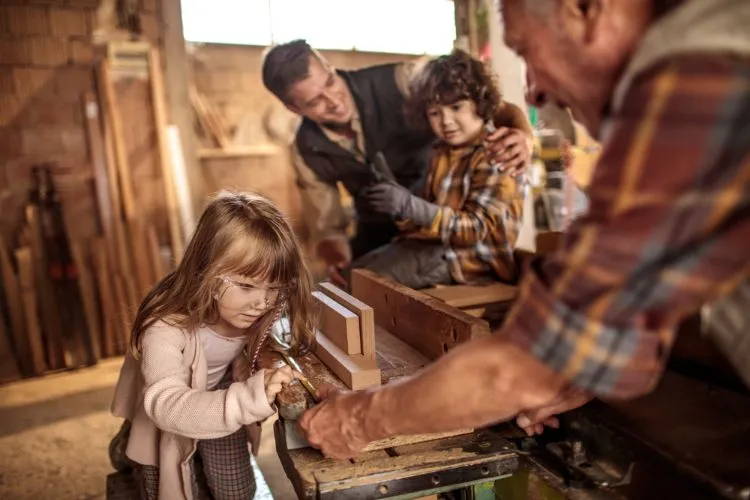 des loisirs créatifs partagés entre petits enfants et grands parents en tant qu'une activité amusante pour l'hiver