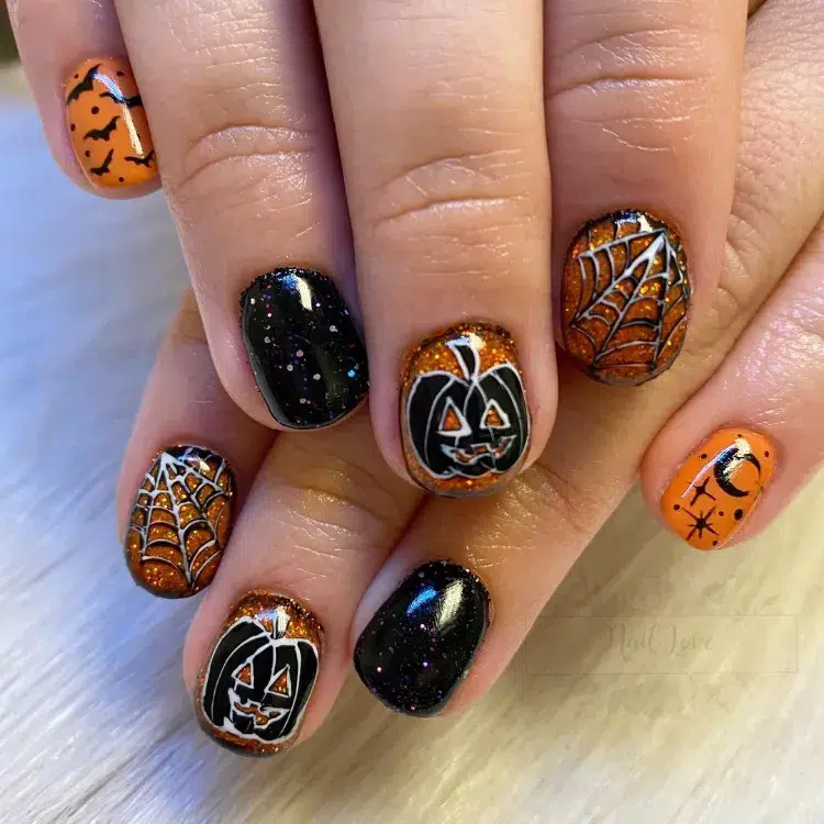 des vernis pailletés en noir et doré et le motif de jack o' lantern sur ongles courts