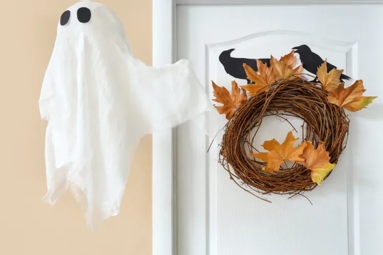 fabriquer une couronne d'halloween avec des branches de vigne à l'aspect naturel pour la porte d'entrée