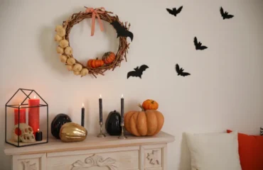 fabriquer une couronne d'halloween avec des branches et une décoration avec des des mini courges et des chauves souris