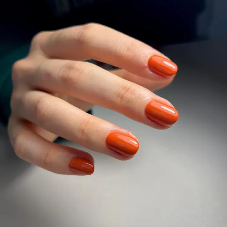 idée de tendance manucure vernis orange brulé tendance