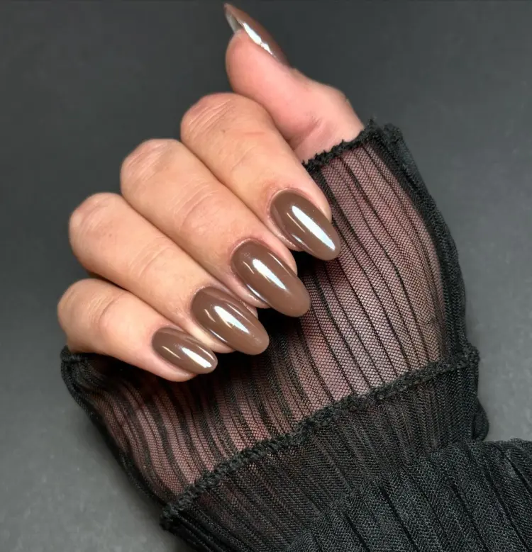 idée ongles novembre 2024 chrome chocolat tendance 