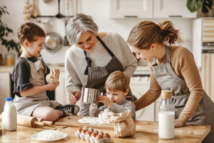 la pâtisserie est une excellente idée d'activité avec les petits enfants en hiver